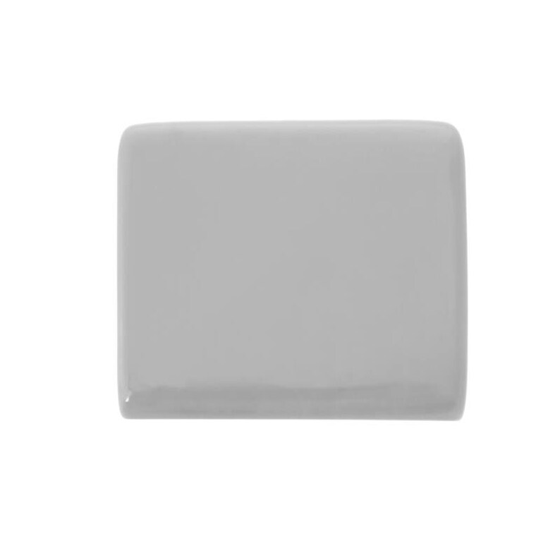 Peut inclure: Un carreau de c&eacute;ramique rectangulaire gris clair uni.