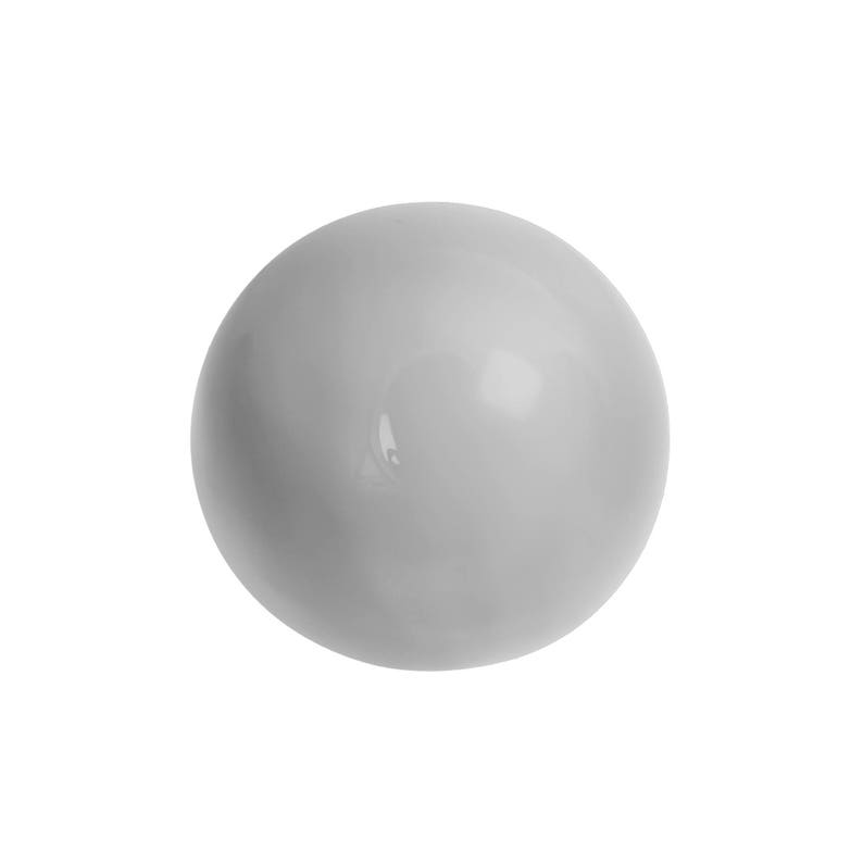 Pu&ograve; includere: Una sfera grigio chiaro uniforme su sfondo bianco. La superficie liscia e lucida riflette la luce, creando riflessi. La sfera sembra essere fatta di un materiale duro, come ceramica o vetro. L'oggetto &egrave; un cerchio perfetto.