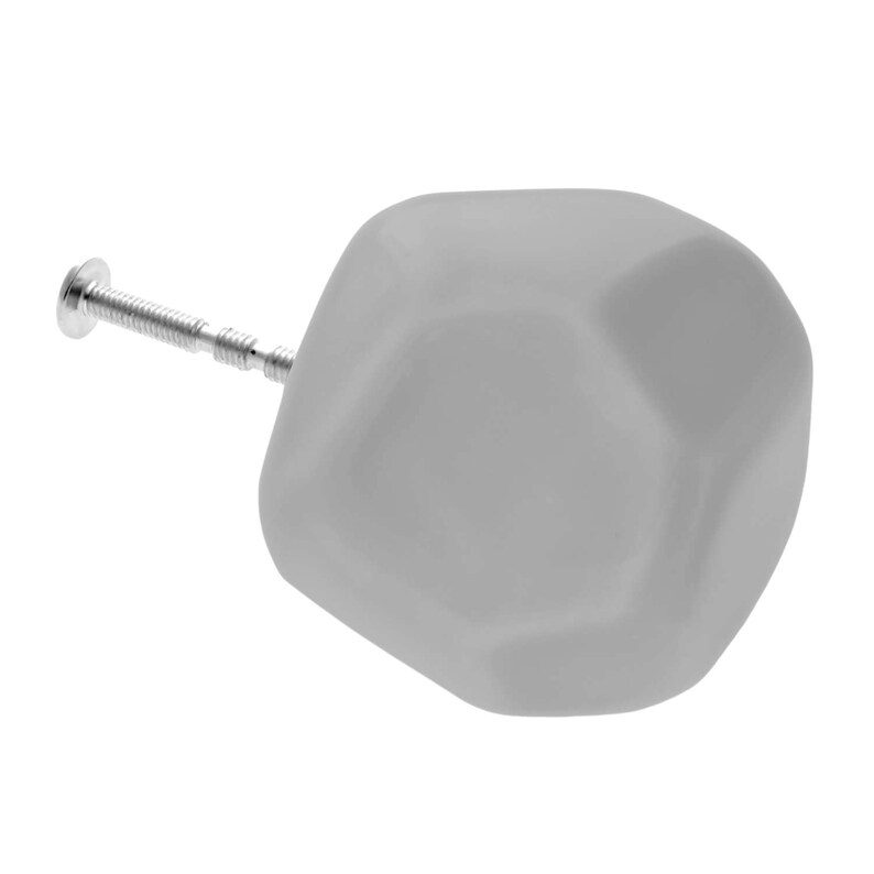 Puede incluir: Un pomo de armario gris de forma geom&eacute;trica con un tornillo plateado.