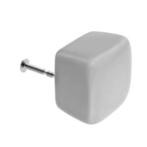 Peut inclure: Un bouton de cabinet en c&eacute;ramique gris avec une forme carr&eacute;e et des bords arrondis. Le bouton a une vis argent&eacute;e.
