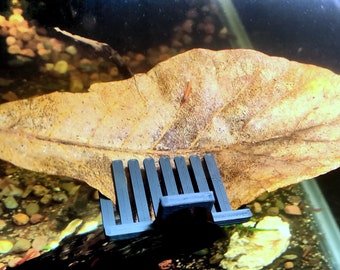 Magnetic aquarium leaf holder for shrimp and betta fish