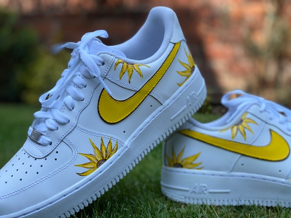 yellow nike trainers mens