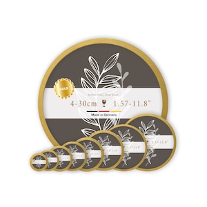 Puede incluir: Conjunto de 7 posavasos redondos de vidrio con borde dorado y diseño floral blanco. Los posavasos varían en tamaño de 4 cm a 30 cm de diámetro. El posavasos más grande presenta el texto "GOLD", "Echtes Glas | Real Glass", "4-30cm", "1.57-11.8"