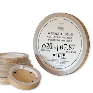 Könnte beinhalten: Ein runder Bilderrahmen aus Naturholz mit weißem Hintergrund und schwarzem Text. Der Rahmen hat einen Durchmesser von 20 cm und ist aus nachhaltigen Holzfasern hergestellt. Der Text auf dem Rahmen lautet "Xchange Eco Frame Circle Woodfibre Nature Oiled White - Oak Decor 020cm 07.87" BILDMASS IMAGE SIZE"