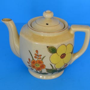 Dining/Home/Kitchen-Vintage Yellow Daisy Cream Color Teapot