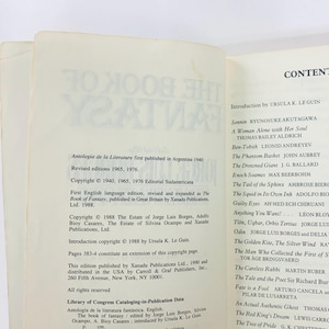 Może przedstawiać: Otwarta strona książki z tekstem. Lewa strona zawiera informacje o prawach autorskich do "The Book of Fantasy", w tym daty publikacji i szczeg&oacute;ły wydawcy. Prawa strona zawiera spis treści z autorami i tytułami.