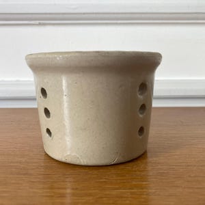 Faisselle, gammalt stengods, fransk vintagegrädde, gråostsil