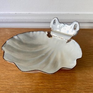 Porte-savon émaillé blanc coquillage French vintage white enameled soap dish shell shaped