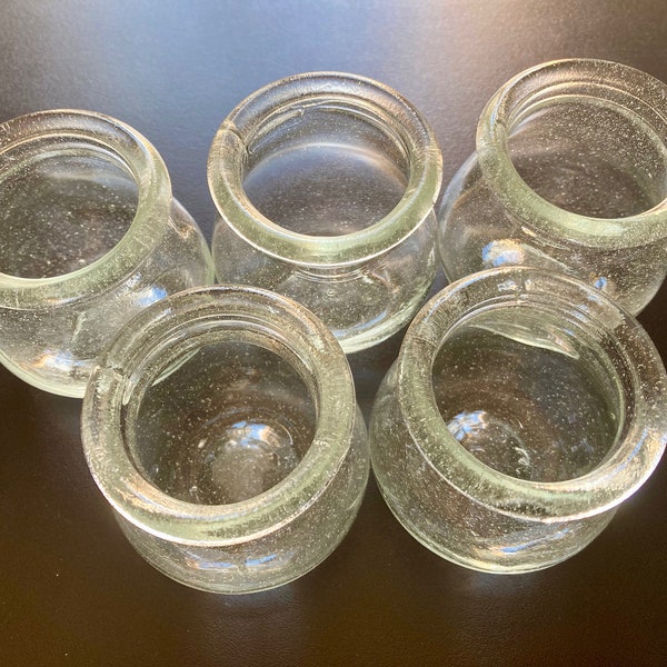 Medizinische Saugnäpfe, Set mit 5 Kerzenhaltern aus mundgeblasenem Glas. Alter französischer Vintage-Kerzenhalter. Medizinische Saugnäpfe, Set mit 5 Kerzenhaltern aus mundgeblasenem Glas