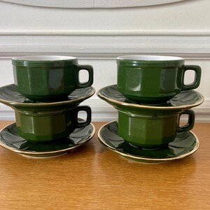Tazas y platillos de chocolate de estilo bistró francés vintage.