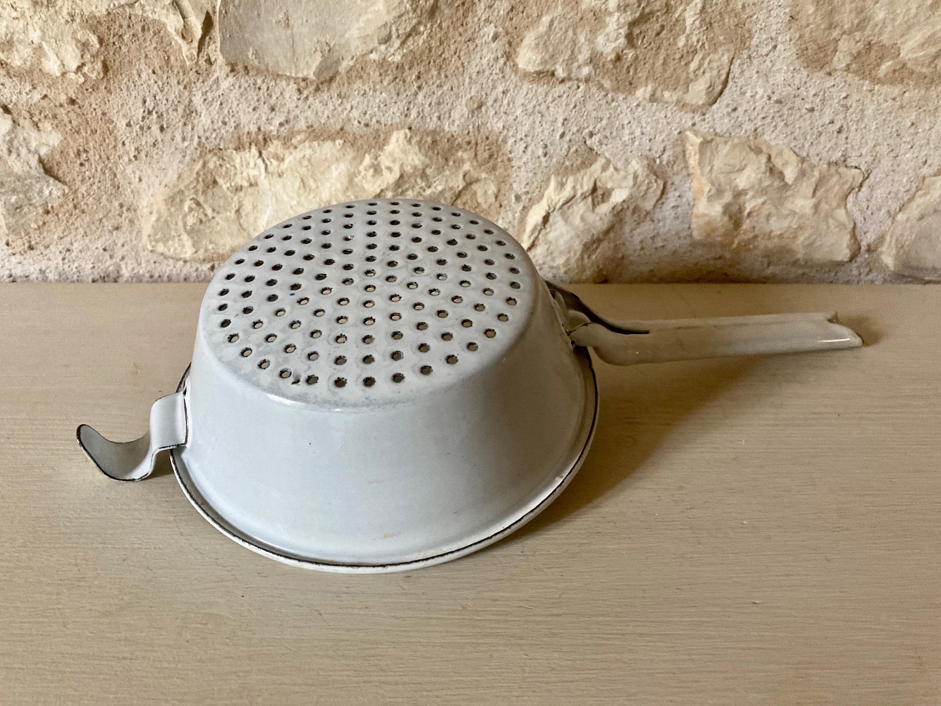 Passoire Émaillée Blanche Ancienne avec Manche French Vintage Enameled Colander With Handle