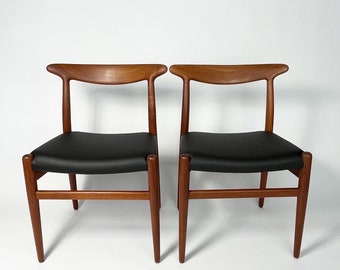 Set of Four Hans Wegner Dining Chairs Teak W2 CM Madsens 1950s Teak Vegan Leather