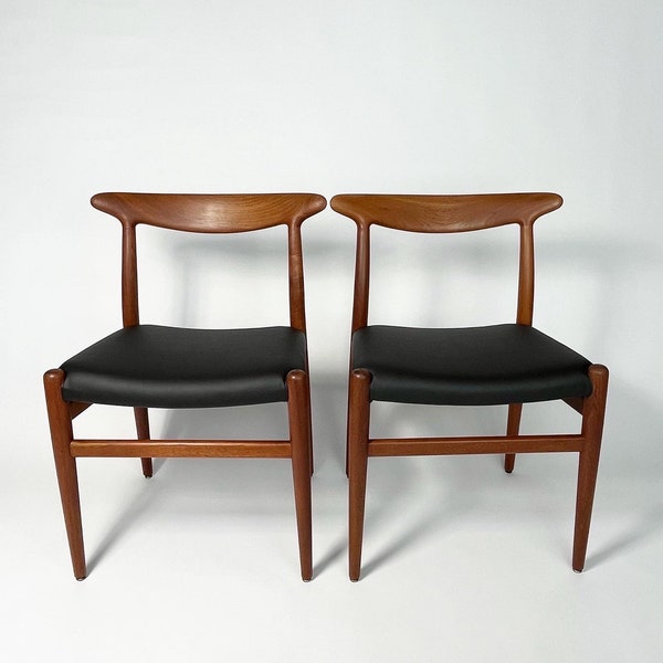 Set of Four Hans Wegner Dining Chairs Teak W2 CM Madsens 1950s Teak Vegan Leather