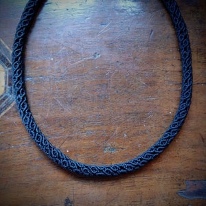 Tube en micro macramé noir / tour de cou style corde / FABRIQUÉ SUR COMMANDE