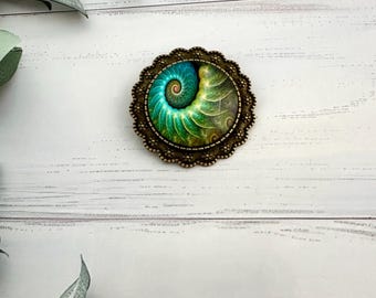 Handmade Nautilus Shell Cabochon Brooch, Green Fibonacci Spiral Brooch Pin, Vintage Style Statement Badge, Cosmic Ocean Jewelry Gift