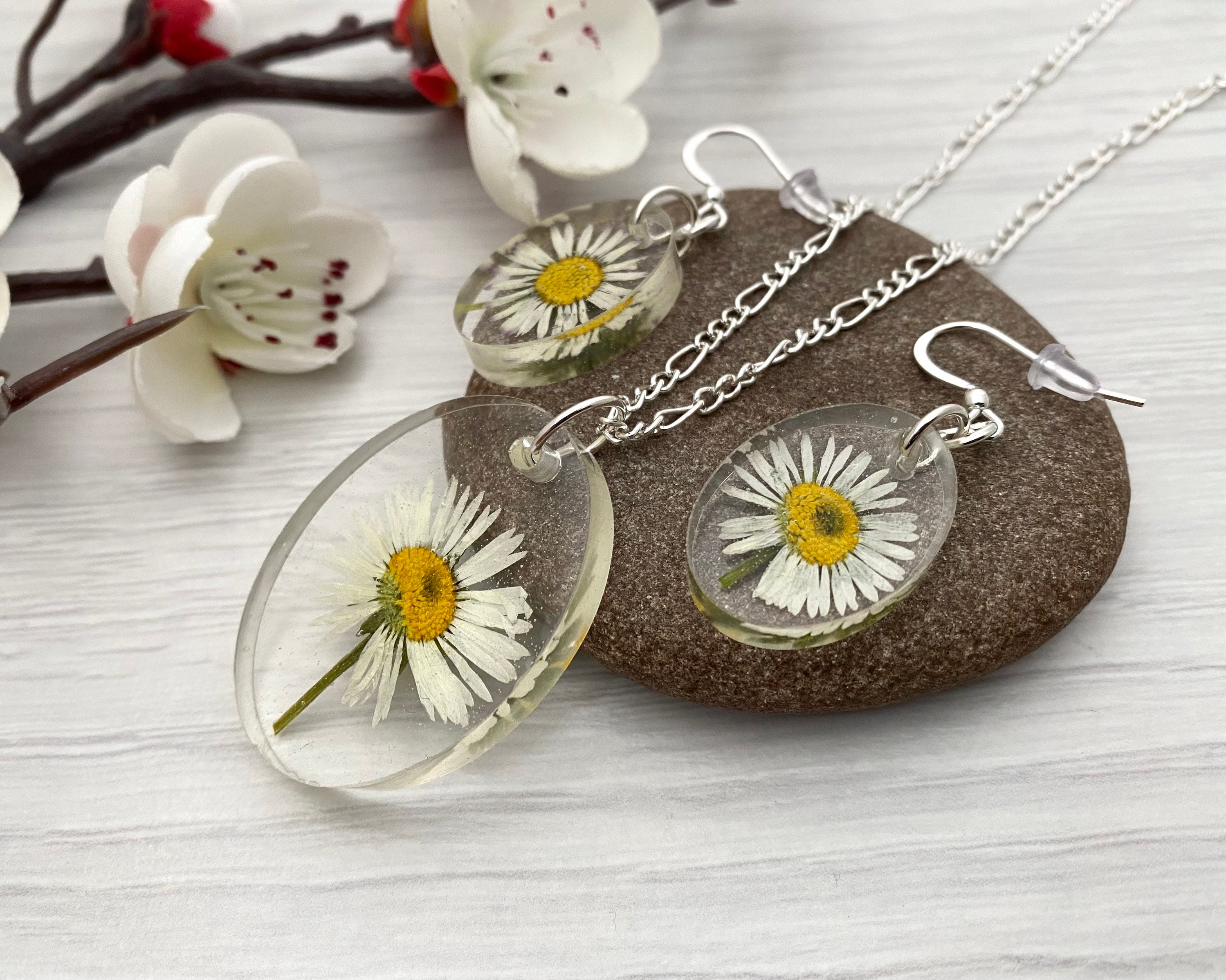 Daisy resin best sale necklace