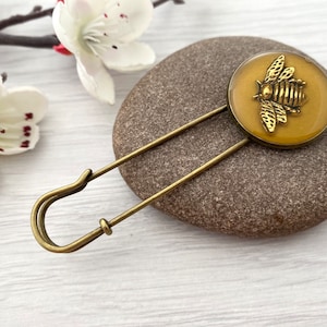 Honeycomb Bee kilt pin UK, Oversized safety pin, metal scarf pin, Brooches for women in the Uk, Mustard yellow badge, Handmade in Britain,