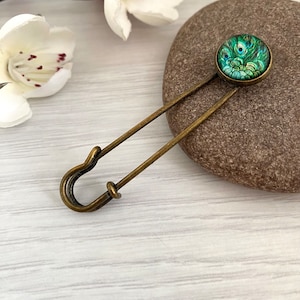 Peacock feather kilt pin, Emerald green brooch, Metal shawl pin, Granny pin for scarves and cardigans, Jewellery for winter in the UK