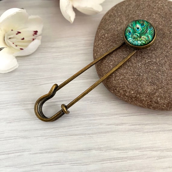 Metal feather shop pin
