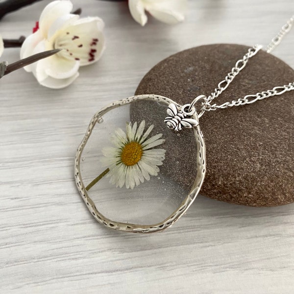 Pressed flower necklace, Dry daisy pendant, Long pendant necklace, Bee necklace, Resin jewellery, Real dry flower jewelry, Boho necklace UK