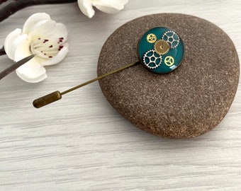 Steampunk hat pin with cogs and gears, Green decorative stick pin, Victorian inspired legal pin, Gift for Steampunk, Handmade brooch