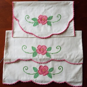 Vintage 1930&#39;s 1940&#39;s Table Runner and Matching Hand Embroidered and Appliqued Pink Floral Pillowcases