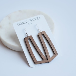 Hohl Walnut Flare, handgefertigt, Statement Ohrringe, Holz Ohrringe, Alltag Ohrringe, Leichte Ohrringe, Geschenk für sie, Einzigartig