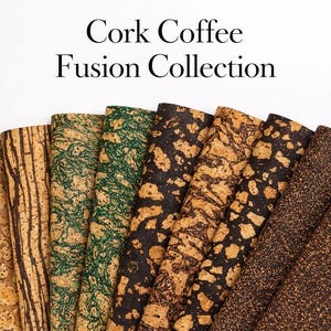 Könnte beinhalten: Das Bild zeigt eine Sammlung von Korkstoffmustern in verschiedenen Farben und Mustern. Die Muster umfassen Brauntöne, Grün und Schwarz mit einzigartigen Texturen und Designs. Der Text "Cork Coffee Fusion Collection" ist oben zu sehen.