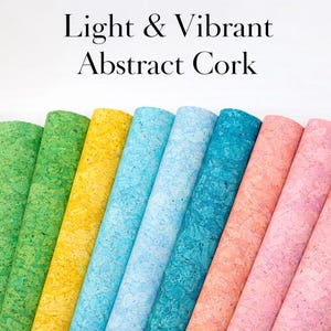 Può includere: Fogli di sughero arrotolati in una varietà di colori, tra cui verde, giallo, blu e rosa. Il testo "Light & Vibrant Abstract Cork" è visualizzato nella parte superiore dell'immagine.