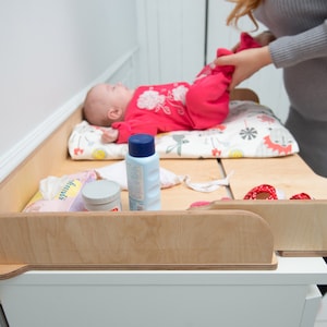 Tampo de mesa para troca de fraldas moderno para bebê, Tampo de mesa para troca em madeira personalizado