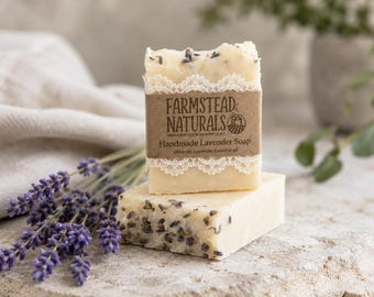 Jabón artesanal de lavanda con aceite de oliva y flores de lavanda.