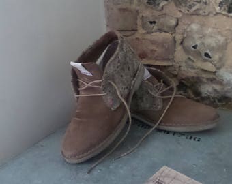 Wranglers, WOW, style or what!!! Suede lace ups, fabric with crepe soles and lace trim they are exceptional. 1970's at its best! Size 4/37.