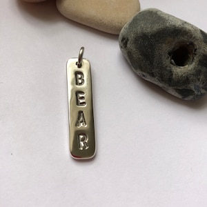 Collar con nombre grabado a mano e inscripción personalizada. Elegante colgante geométrico de plata o latón. Regalo unisex.