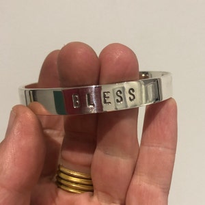 Personalisiertes Manschettenarmband aus Sterlingsilber mit Worten, auf Bestellung gefertigt