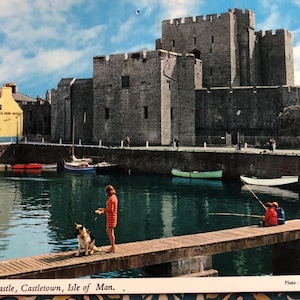 Carte postale vintage « Le port et le château, Castletown, île de Man, carte de voeux originale pour toutes les occasions par John Hinde Studios