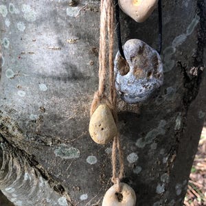 Gran colgante de piedra de bruja de Northumberland: piedra de Odín perforada, amuleto de bruja