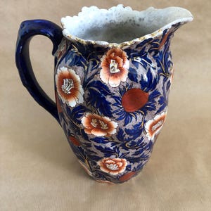 Brocca in porcellana Ironstone Masons, stile "gay Japan", con decorazioni floreali blu e arancioni.