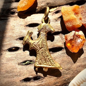 Colgante vikingo Valquiria Doncella escudera Valhalla Valholl Asgard Mujer con cuerno de bebedor
