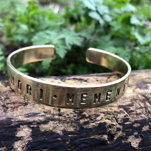 Pulsera Memento More Memento Vivere con inscripción en latín
