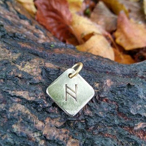 Runa anglo-saxônica HAIL estampada à mão em latão, pingente pequeno RUNE JEWELLERY