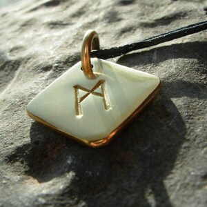 Mannaz M Rune pingente Runas Pagan mão forjada amuleto de metal cor dourada Viking Jóias Rune Jóias Runas Inicial M
