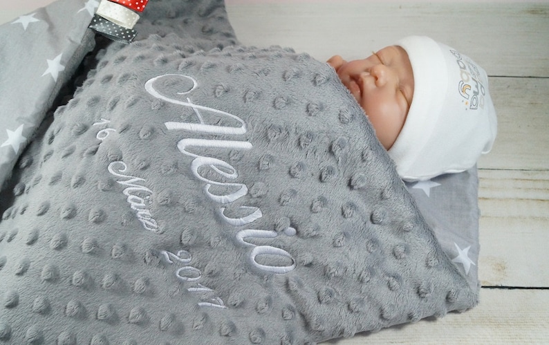 Zweilagige Babydecke mit Namen Baumwolle Grau Sternen 75 x 100 cm DECKE Geschenk Geburt Taufe 900106 Bild 1