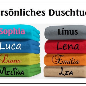 Könnte beinhalten: Ein Stapel von fünf personalisierten Handtüchern mit verschiedenen Namen, die auf jedes Handtuch gestickt sind. Die Namen sind Sophia, Luca, Liane, Melina, Linus, Lena, Emilia und Lea. Die Handtücher sind in verschiedenen Farben, darunter Blau, Grün, Gelb, Orange, Rot und Grau.