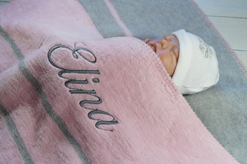 Babydecke mit Namen bestickt Baumwolle 75x100 cm Rosa grau 882001 Geburt Geschenk Taufe Bild 1