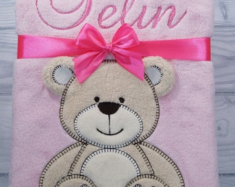 Babydecke mit Namen und Geburtsdatum - Geschenk - Geburt - 76x102 cm -  Taufe - Rosa mit Teddybär 802019