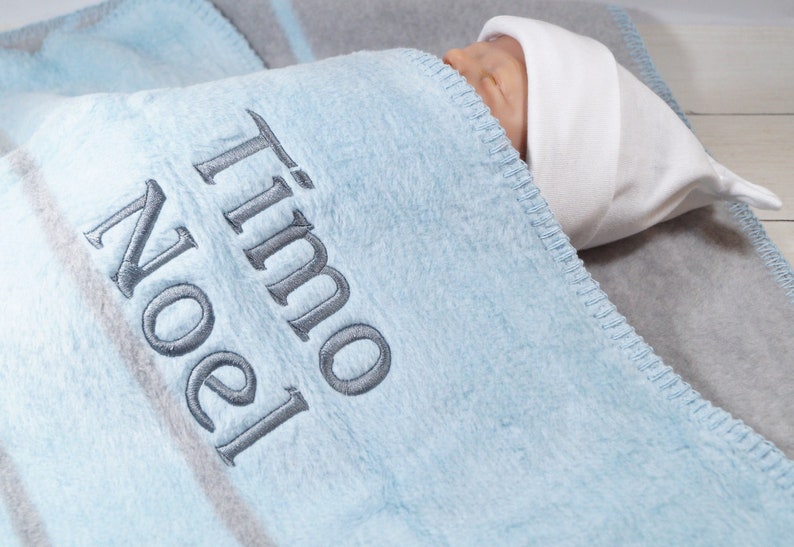 Babydecke mit Namen bestickt 100 % Baumwolle 75x100 cm Hellblau grau Geburt Geschenk Taufe 882004 Bild 3