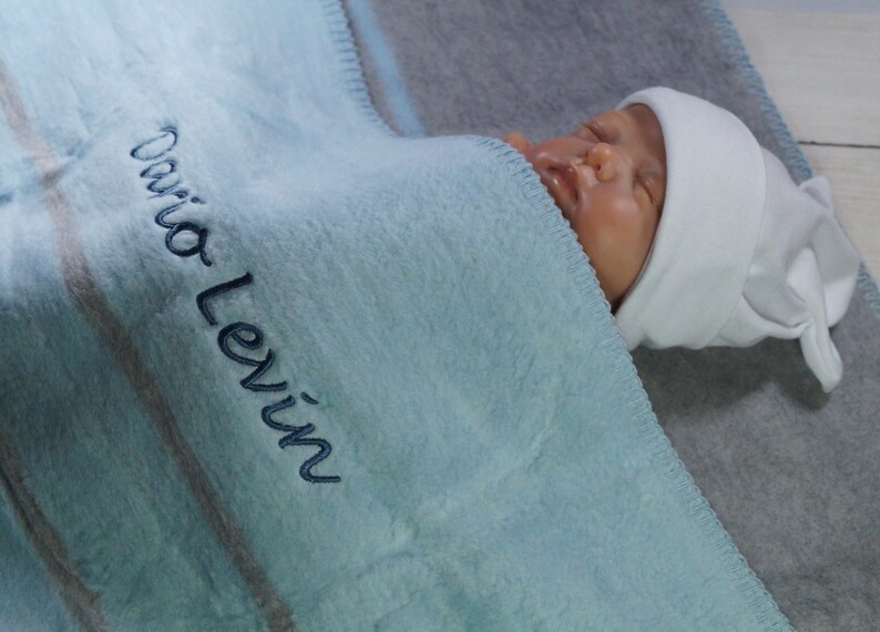 Babydecke mit Namen bestickt 100 % Baumwolle 75x100 cm Hellblau grau Geburt Geschenk Taufe 882004 Bild 5