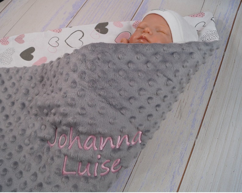 Zweilagige Babydecke mit Namen Baumwolle 75x100 cm 1 cm FÜLLUNG Grau Herzen 900125 Bild 1