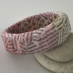 Bracciale di carta. Regalo letterario per lei.  Pronto per la spedizione. Gioielli di carta. Gioielli riciclati. Rosa. Bracciale in carta riciclata. Gioielli ecologici.