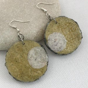 Regalo riciclato. Pronto per la spedizione. Orecchini di carta. Gioielli di carta. Piccolo regalo per le donne. Gioielli ecologici. Orecchini a goccia. Accessorio di carta.